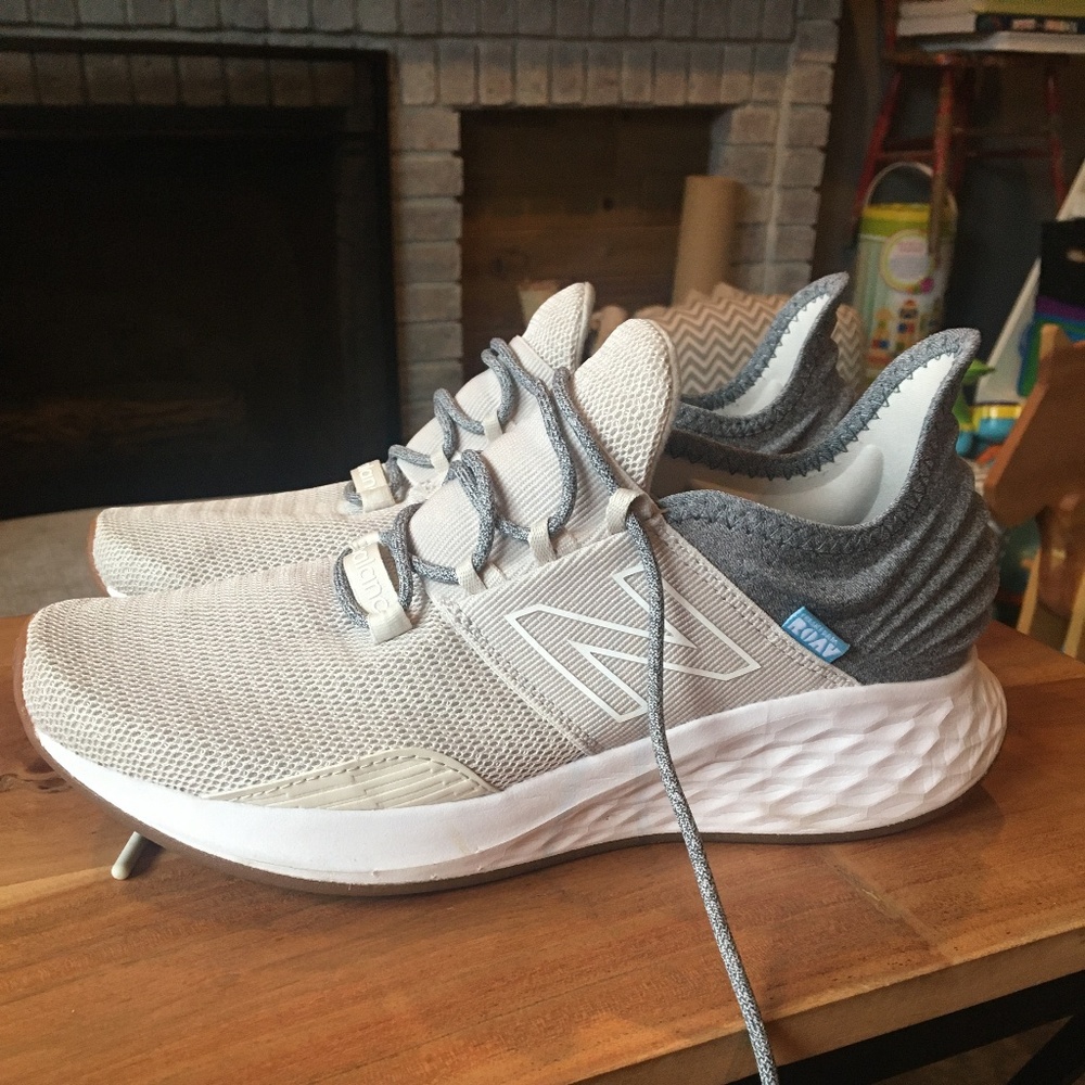 New Balance Fresh Foam ROAV Women's sz 9.5 running shoe moonbeam and aluminum